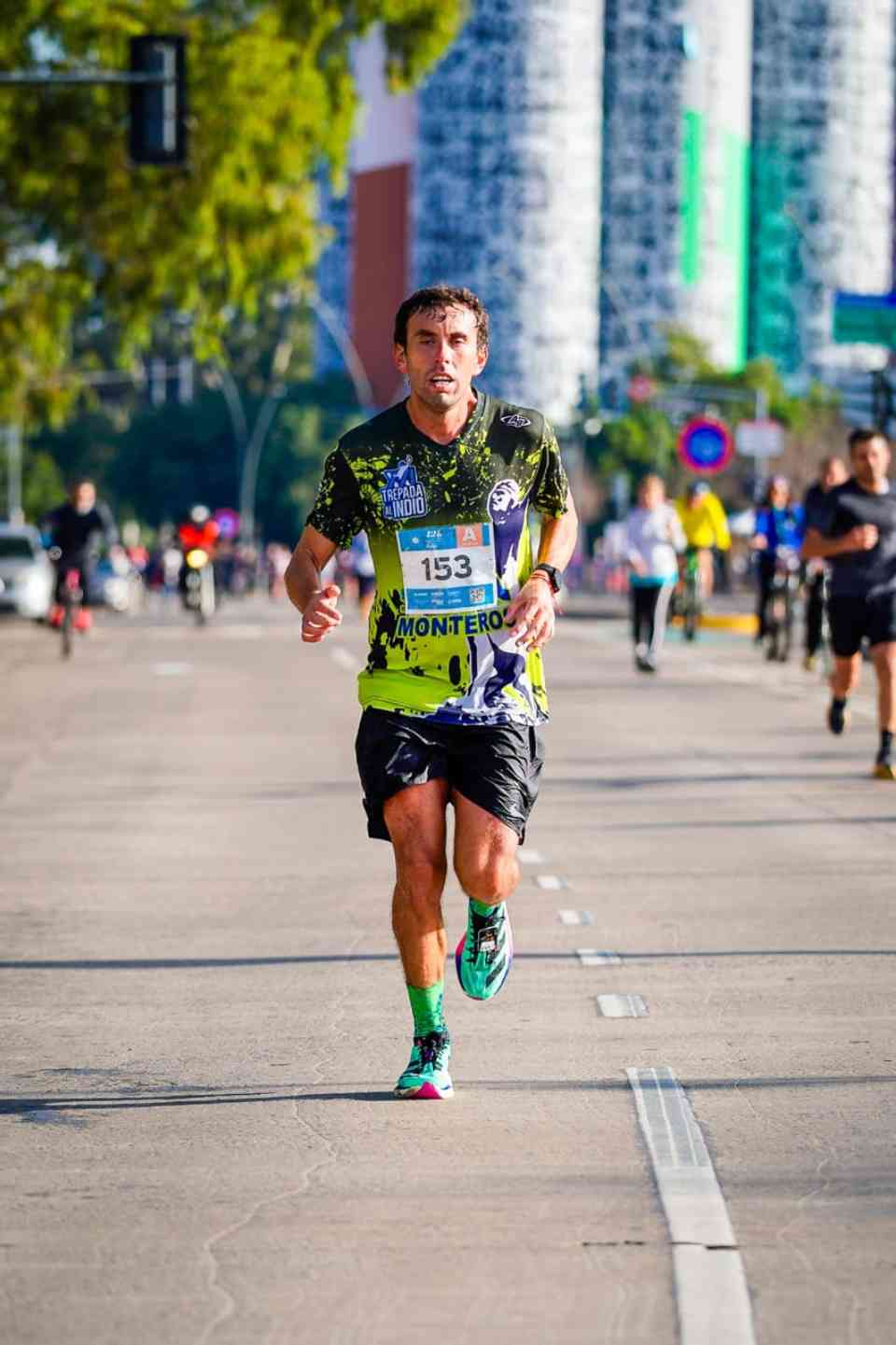 LUIS BURGOS CRUZ BATIENDO SU MARCA PERSONAL