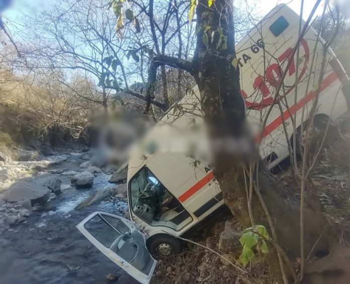 AMBULANCIA CAE AL RIO