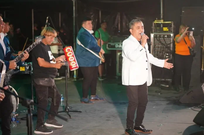 ULTIMO SHOW HUGUITO FLORES EN LA BANDA