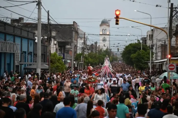 HONOR A LA VIRGEN DEL ROSARIO EN MONTEROS