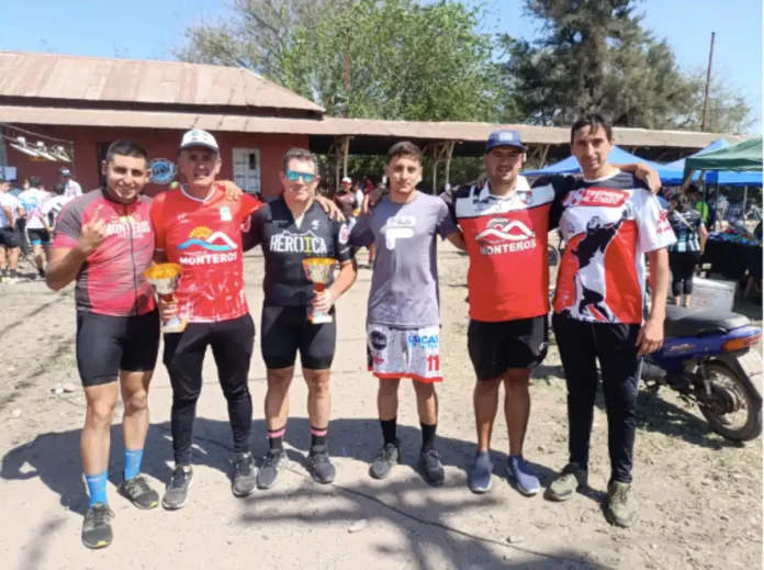 BIKER MONTERIZOS EN ESTACION PACARA