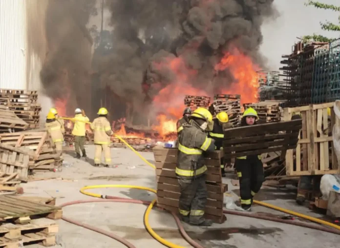 INCENDIO EN UNA DISTRIBUIDORA DE FAMAILLA