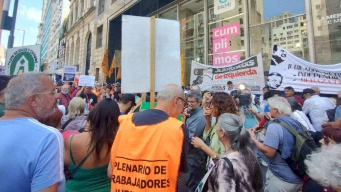tension-con-la-policia-en-la-marcha-de-jubilados-al-pami-por-la-quita-de-medicamentos