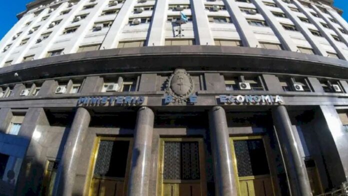 el-gobierno-oficializa-el-pase-a-disponibilidad-de-150-empleados-del-ministerio-de-economia
