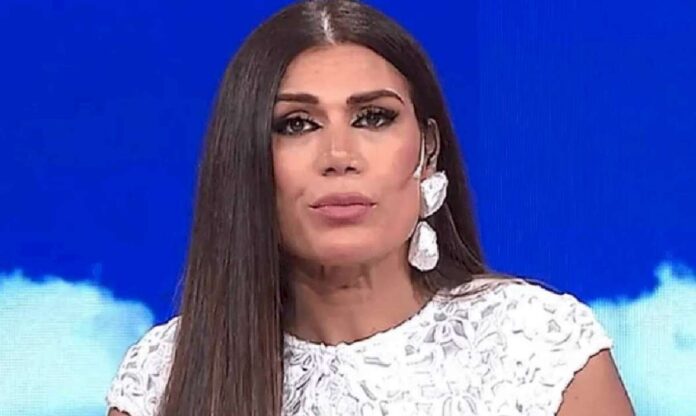 con-que-canal-firmo-flor-de-la-v-y-con-que-famosisimo-periodista-que-fue-su-enemigo-hara-el-pase
