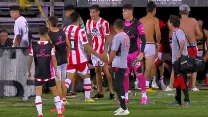 insolito:-los-hinchas-de-instituto-le-robaron-la-indumentaria-a-sus-jugadores-durante-un-amistoso