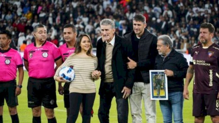 reaparecio-el-paton-bauza:-el-emotivo-homenaje-que-le-hicieron-en-liga-de-quito