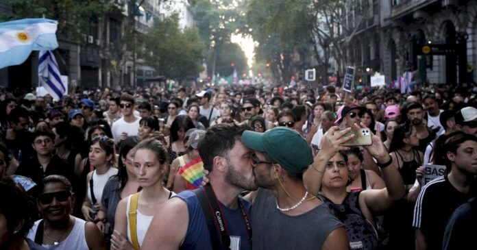 masiva-marcha-lgbt-contra-milei,-con-fuerte-presencia-opositora