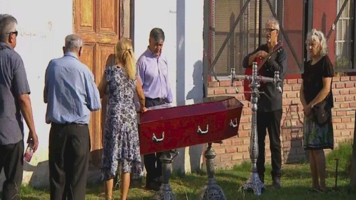 florencio-varela:-los-restos-de-paloma-fueron-velados-en-la-iglesia-de-su-padre