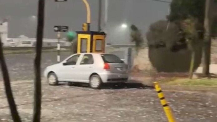tormentas-y-granizo-en-mar-del-plata:-el-video-del-fuerte-temporal-que-azota-a-“la-feliz”
