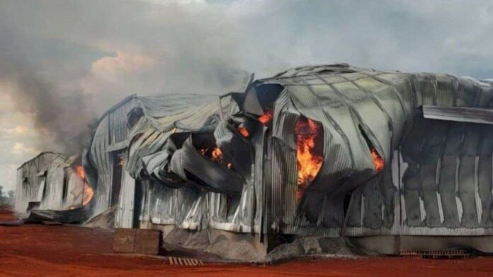 impactante-incendio-en-depositos-de-la-yerbatera-playadito