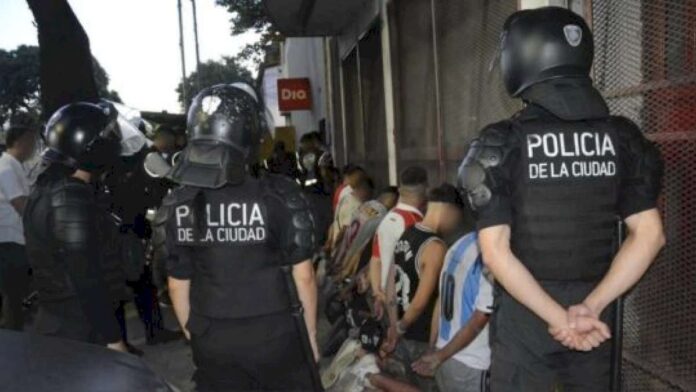 hinchas-de-huracan-fueron-detenidos-tras-disturbios-contra-la-policia-y-sufrieron-una-durisima-sancion