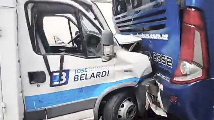 impresionante-accidente-en-el-paseo-del-bajo:-chocaron-un-micro,-una-camioneta-y-dos-camiones