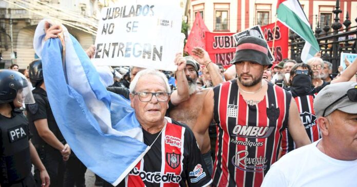 tension-en-una-marcha-de-jubilados-en-el-congreso:-intentos-de-corte-y-la-presencia-de-la-barrabrava-de-chacarita