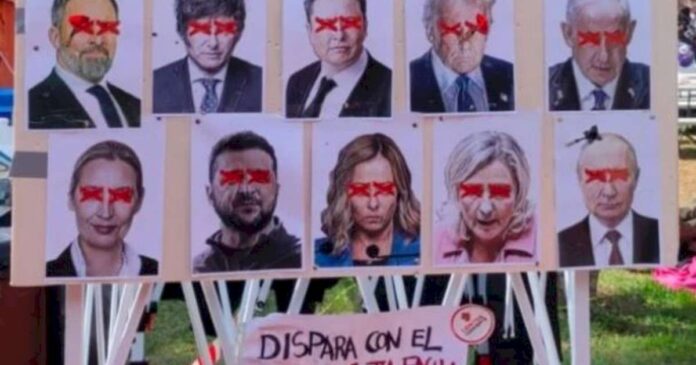 “dispara-con-el-dardo”,-polemica-en-espana-porque-grupos-de-izquierda-montaron-un-tiro-al-blanco-contra-javier-milei,-donald-trump-y-giorgia-meloni