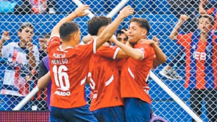 en-un-partido-intenso,-independiente-le-gano-a-san-lorenzo-y-sigue-puntero