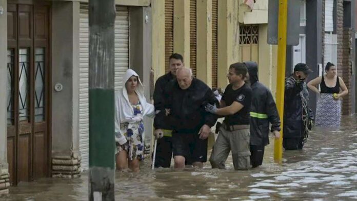 temporal-en-bahia-blanca,-minuto-a-minuto-en-vivo:-al-menos-16-muertos-y-siguen-los-rastrillajes