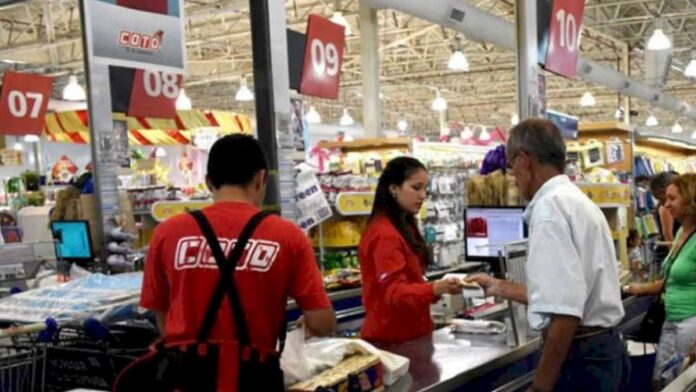 el-jugoso-sueldo-que-cobra-un-cajero-de-supermercado-coto-en-marzo,-con-el-ultimo-aumento