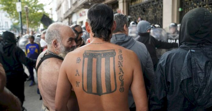 marcha-de-jubilados:-fuerte-tension-y-cruces-de-los-barrabravas-con-la-policia-en-el-inicio-de-la-protesta-frente-al-congreso