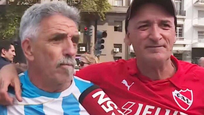 el-abrazo-de-un-hincha-de-racing-y-de-independiente-en-la-marcha-de-jubilados