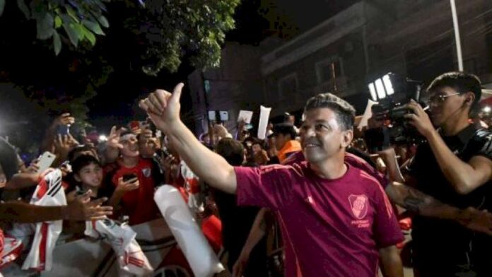 el-increible-recibimiento-de-river-en-medio-de-su-llegada-a-santiago-del-estero