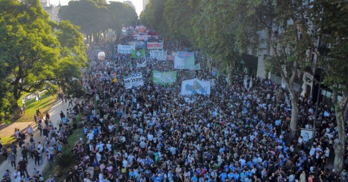 menos-gente-de-lo-esperado-y-sin-incidentes-en-la-protesta-del-kirchnerismo-y-la-izquierda