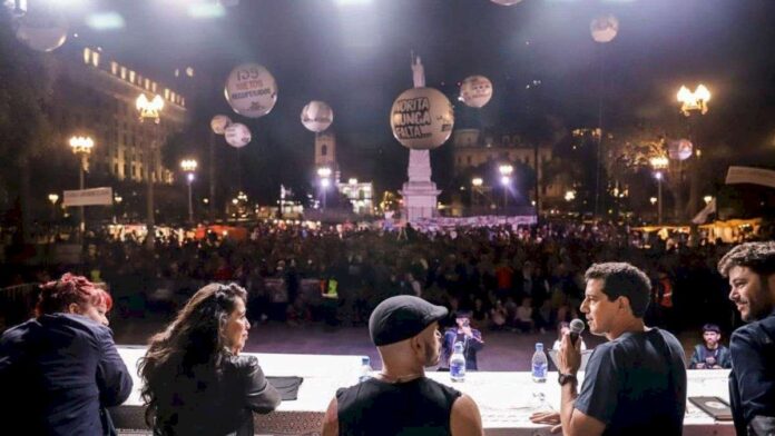 multitudinaria-vigilia-del-dia-de-la-memoria-en-plaza-de-mayo-y-otros-puntos-del-pais