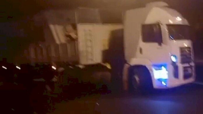 un-camion-atascado-bajo-un-puente-corto-la-avenida-general-paz-por-horas