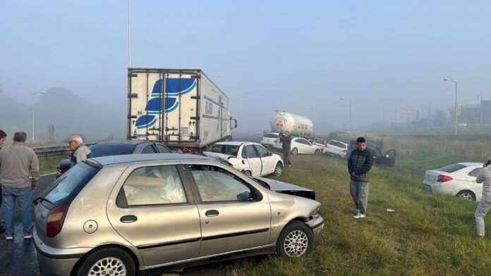 impresionante-choque-en-cadena-en-lujan:-involucro-a-15-vehiculos-y-dejo-ocho-heridos