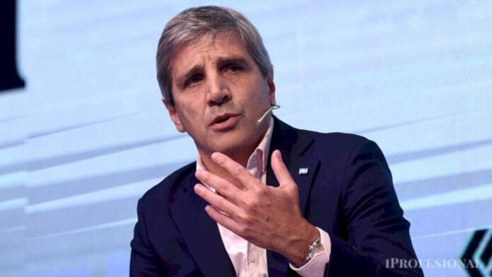 luis-caputo-advierte-que-“a-un-pais-barato-en-dolares-es-un-pais-al-que-le-va-muy-mal”