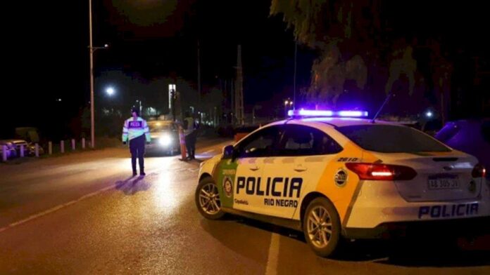 horror-en-rio-negro:-arrojo-a-su-hija-de-dos-anos-a-la-ruta-para-que-fuera-atropellada