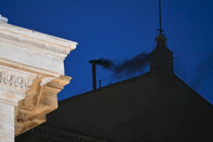 fumata-negra-en-la-primera-votacion-del-conclave