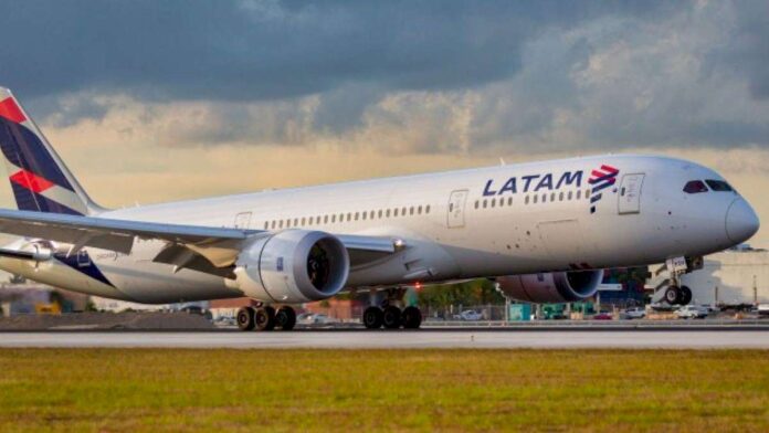 cielos-abiertos-y-mas-aereas:-como-es-el-silencioso-retorno-de-latam-a-la-argentina