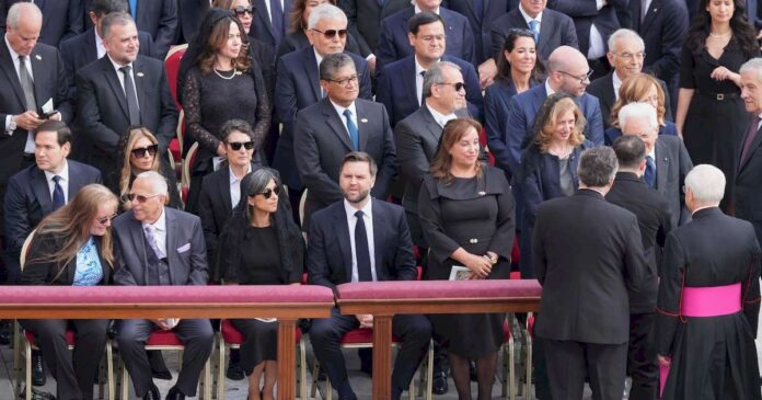 dina-boluarte-estuvo-en-misa-del-papa-leon-xiv-en-primera-fila,-riendose-y-saludando-a-todos
