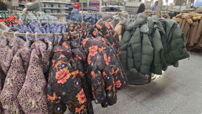 supermercado-coto-vende-camperas,-buzos-y-remeras-baratas-y-en-cuotas:-todos-los-precios