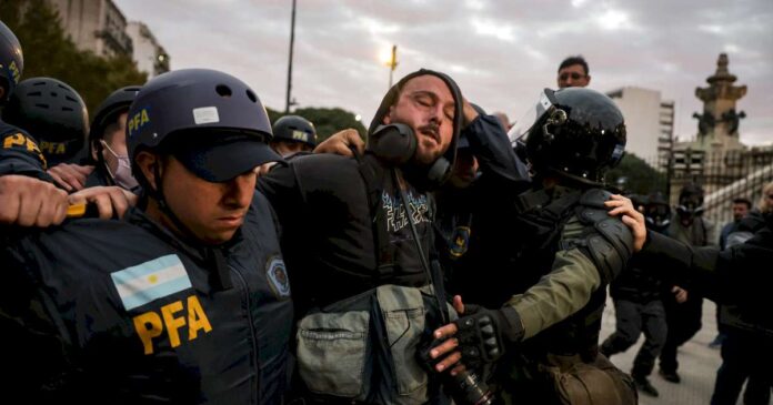 al-menos-cuatro-detenidos-en-una-nueva-marcha-de-manifestantes-al-congreso